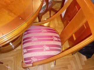 Mesa EXTENSIBLE de comedor y 6 sillas. Con cristal