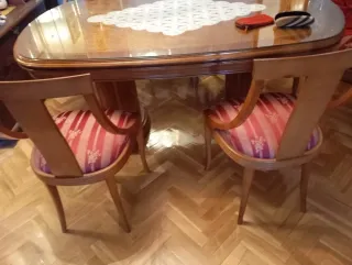 Mesa EXTENSIBLE de comedor y 6 sillas. Con cristal