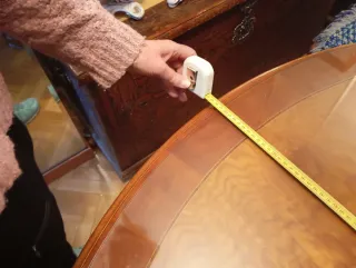 Mesa EXTENSIBLE de comedor y 6 sillas. Con cristal