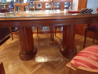 Mesa EXTENSIBLE de comedor y 6 sillas. Con cristal