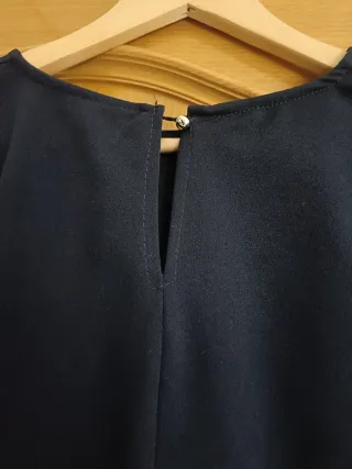 Jersey azul con volantes en manga