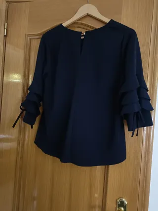 Jersey azul con volantes en manga