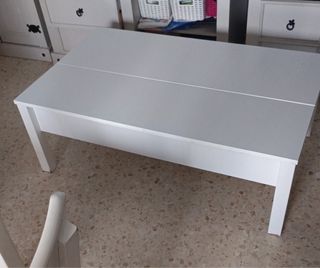 Mesa baja de madera blanca