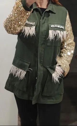 Chaqueta verde lentejuelas y plumas