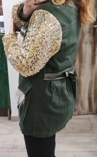 Chaqueta verde lentejuelas y plumas