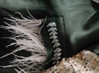 Chaqueta verde lentejuelas y plumas