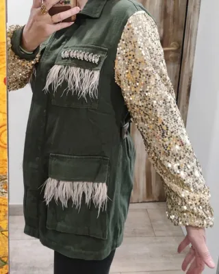 Chaqueta verde lentejuelas y plumas