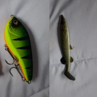 Señuelo de pesca verde y plateado
