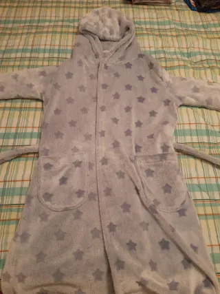 Bata infantil estrellas gris