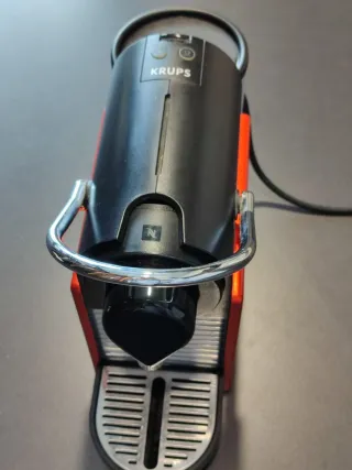 Cafetera Nespresso Roja.