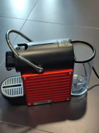 Cafetera Nespresso Roja.