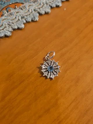 Charm fiocco di neve blu e argento.