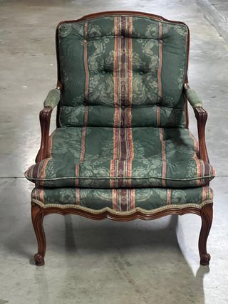 Pareja de butacones clásicos con madera maciza