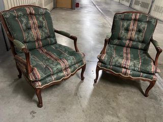 Pareja de butacones clásicos con madera maciza