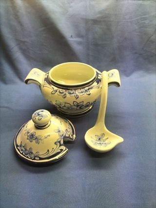 Terrina faiança pintada à mão com concha