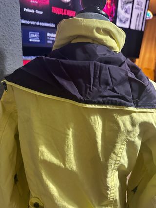 Chaqueta Amarilla Estampada by Burton: