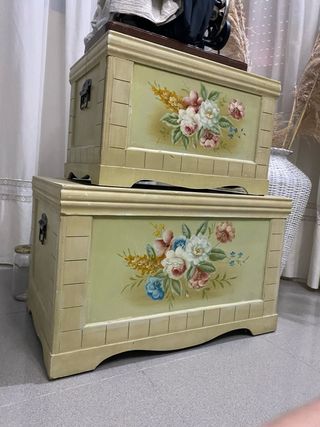 Arcón de madera pintado a mano