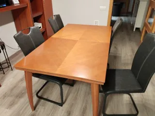 Mesa de comedor y 4 sillas