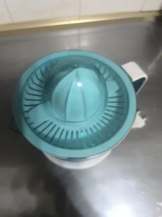 Exprimidor eléctrico azul