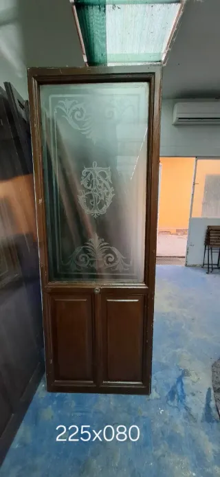 Puerta madera antigua con cristal grabado