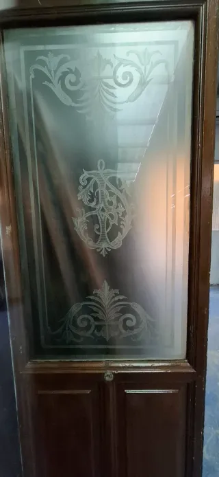 Puerta madera antigua con cristal grabado