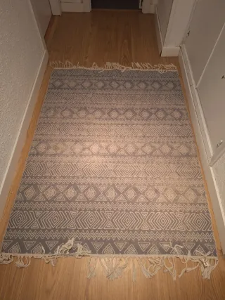 Alfombra azul y gris con flecos