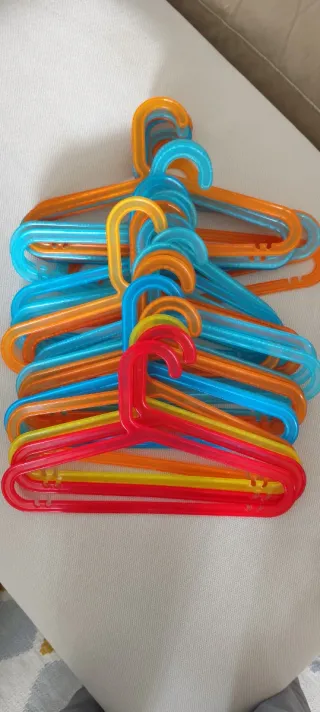 Lote de 28 perchas infantiles de plástico