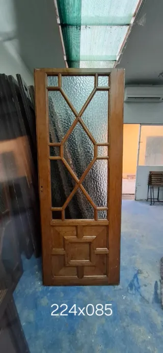 Puerta madera antigua con cristal