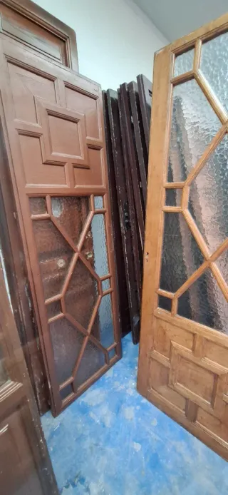 Puerta madera antigua con cristal
