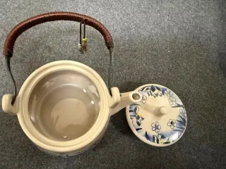 Tetera  con 4 tazas de cerámica azul y blanca