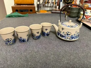 Tetera  con 4 tazas de cerámica azul y blanca