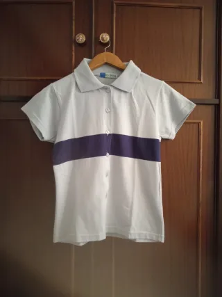 Polo azul con franja y cuello