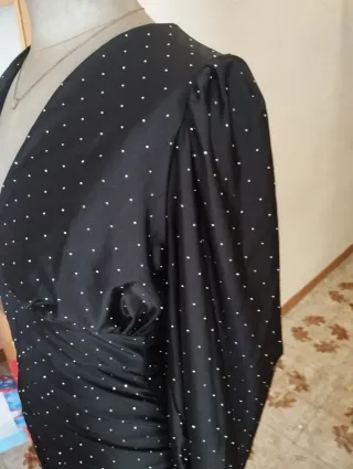 Vestido negro con piedrecitas.