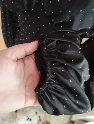 Vestido negro con piedrecitas.