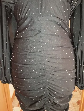 Vestido negro con piedrecitas.