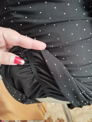 Vestido negro con piedrecitas.