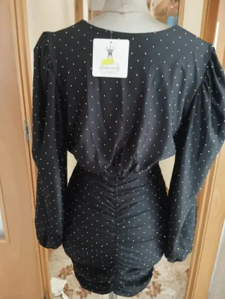 Vestido negro con piedrecitas.
