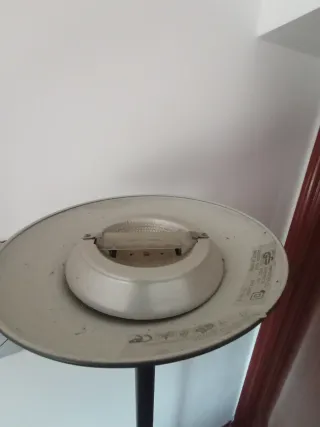 Lámpara de pie regulable negra y verde