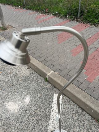 Lámpara de pie plateada