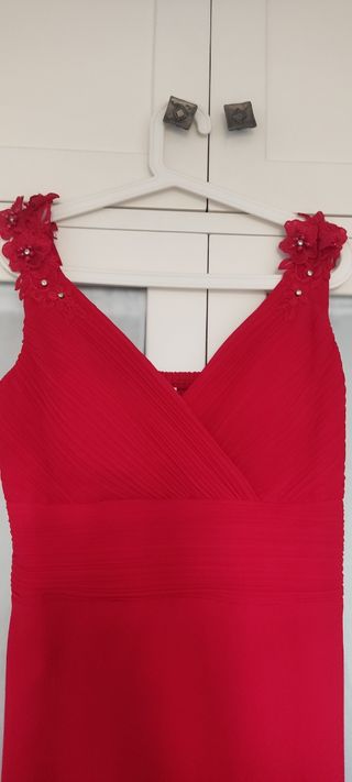 Vestido rojo con pedrería en tirantes