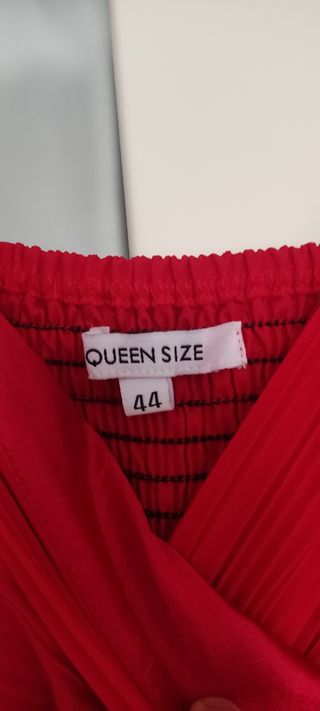 Vestido rojo con pedrería en tirantes