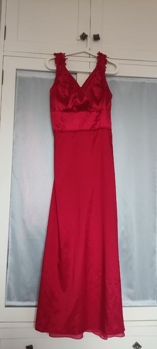 Vestido rojo con pedrería en tirantes