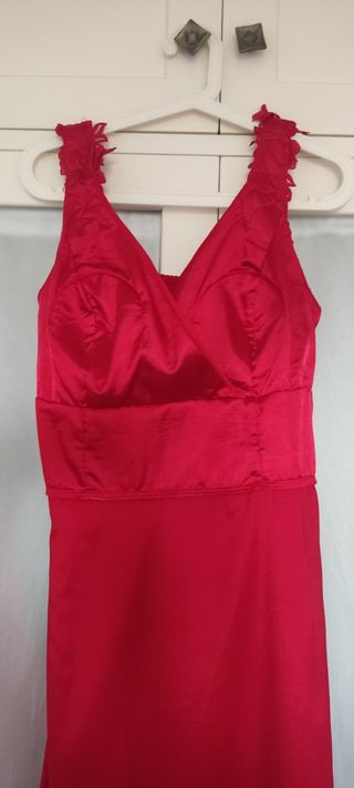 Vestido rojo con pedrería en tirantes