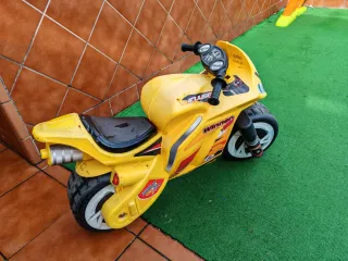 Moto infantil amarilla