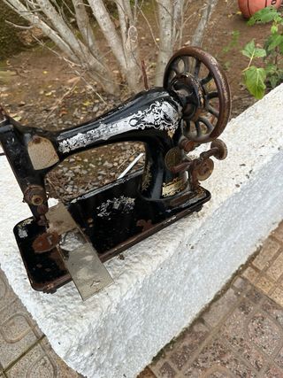 Máquina de coser antigua decorativa