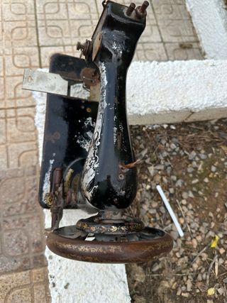 Máquina de coser antigua decorativa