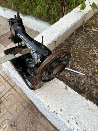 Máquina de coser antigua decorativa