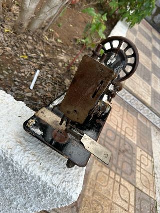 Máquina de coser antigua decorativa