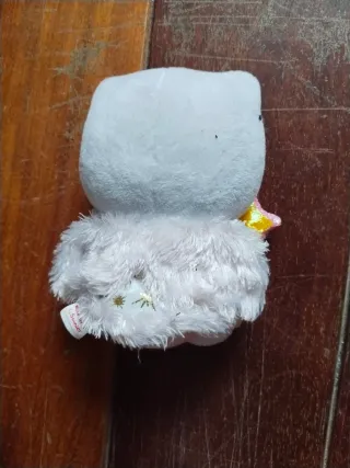 2 muñecos: Kitty y foca rosa