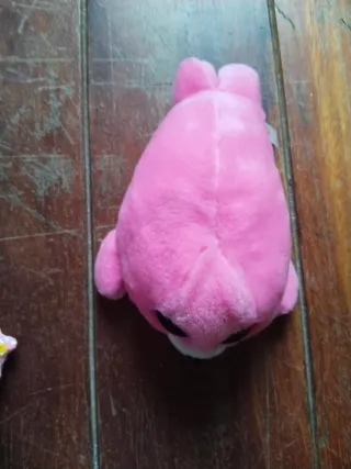 2 muñecos: Kitty y foca rosa